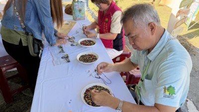 壢坵部落職人示範「愛情陶珠手串」DIY，帶領民眾認識排灣族祝福文化與工藝魅力。